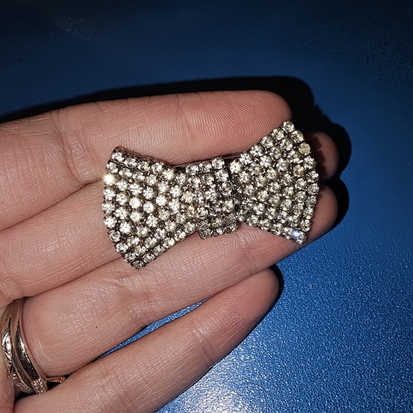 Vintage Silver Tone Bow Tie Brooch with Clear Rhinestones - Picture 3 of 5